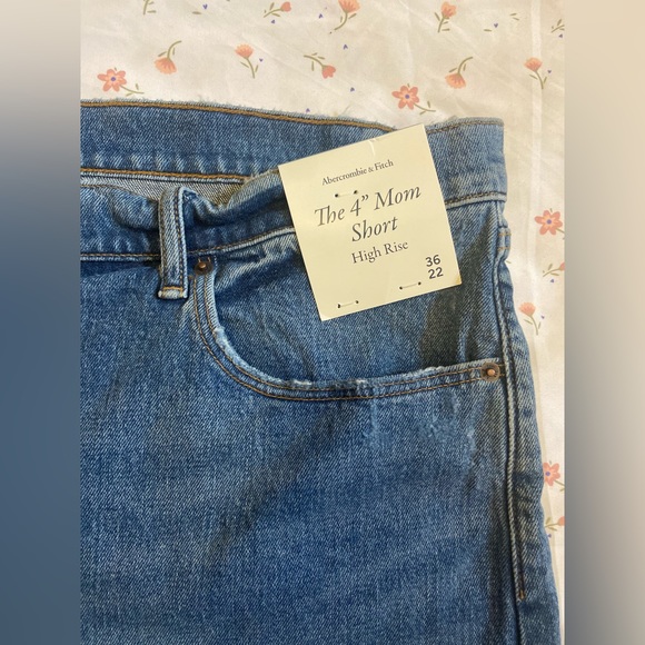 NWT Abercrombie and Fitch- High Rise 4 Inch Mom Short- Size 36/22 - Picture 4 of 12